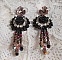 BO Midnight Daisy avec des cabochons Roses Noires en r&eacute;sine brod&eacute;s avec chatons, mini gouttes et rocailles. Les pendants sont avec des perles nacr&eacute;es en Verre, coupelles et gouttes en Cristal