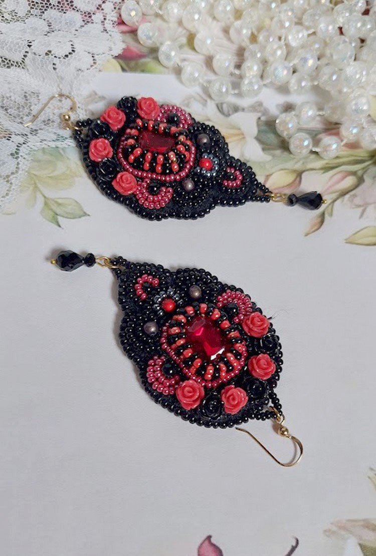 BO Midnight in Paris brod&eacute;es avec rondes nacr&eacute;es et rocailles verres, roses r&eacute;sines et perles Cristal Swarovski
