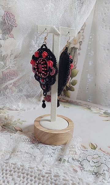 BO Midnight in Paris brod&eacute;es avec rondes nacr&eacute;es et rocailles verres, roses r&eacute;sines et perles Cristal Swarovski
