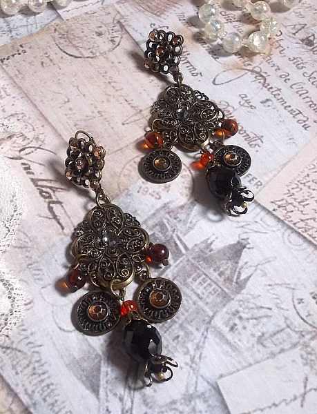 BO Milady Broc&rsquo; avec un semblant du futur o&ugrave; les estampes, gouttes, breloques, cristaux et perles s&rsquo;assemblent.
