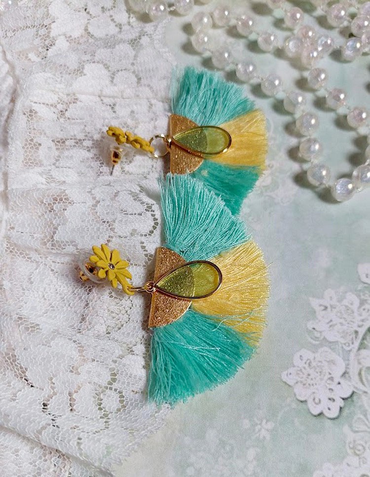 BO Mint and Yellow mont&eacute;es avec des pompons, pince demi-lune, gouttes r&eacute;sine et puces m&eacute;tal