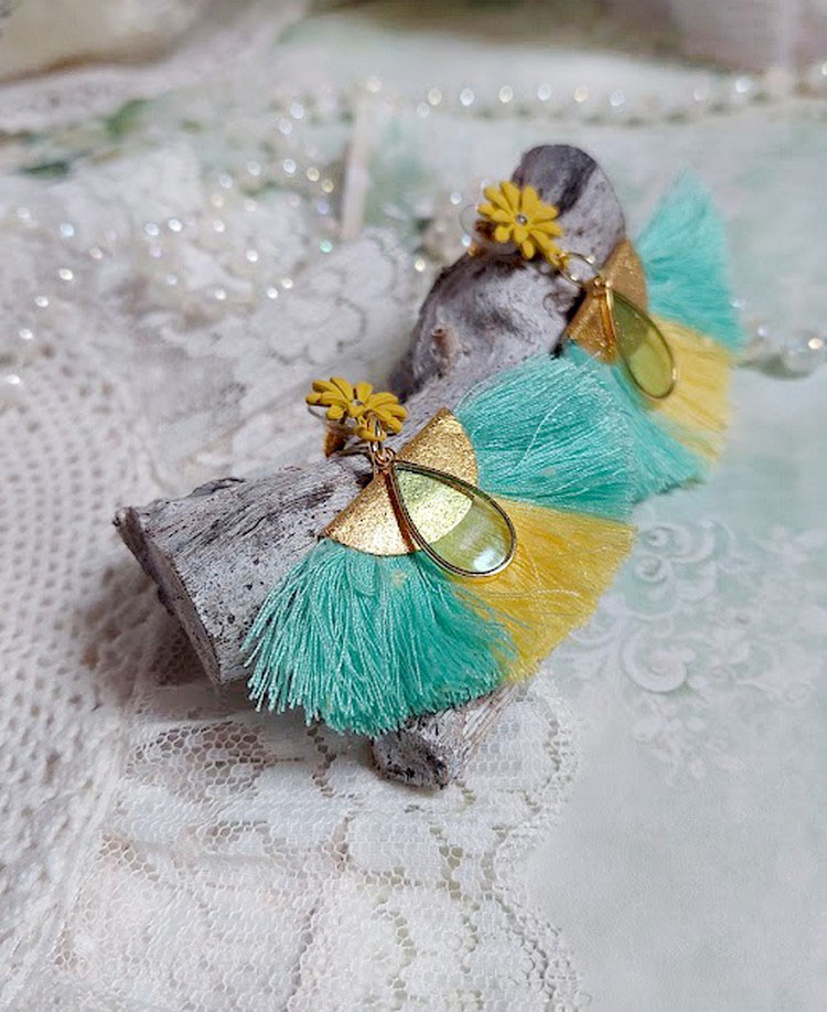 BO Mint and Yellow mont&eacute;es avec des pompons, pince demi-lune, gouttes r&eacute;sine et puces m&eacute;tal