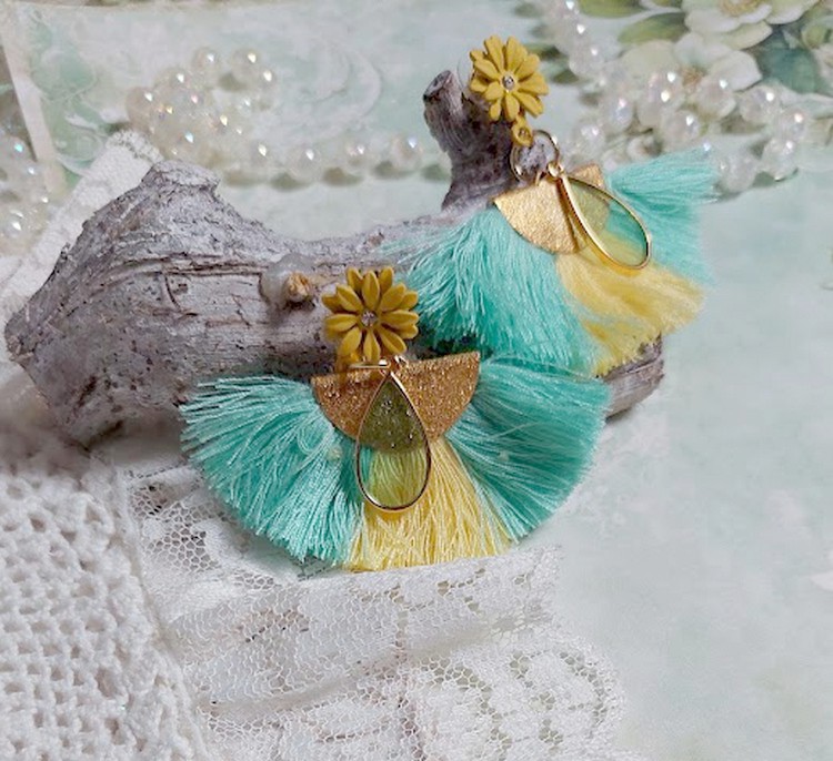 BO Mint and Yellow mont&eacute;es avec des pompons, pince demi-lune, gouttes r&eacute;sine et puces m&eacute;tal