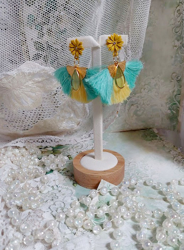 BO Mint and Yellow mont&eacute;es avec des pompons, pince demi-lune, gouttes r&eacute;sine et puces m&eacute;tal