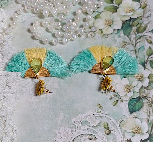 BO Mint and Yellow mont&eacute;es avec des pompons, pince demi-lune, gouttes r&eacute;sine et puces m&eacute;tal