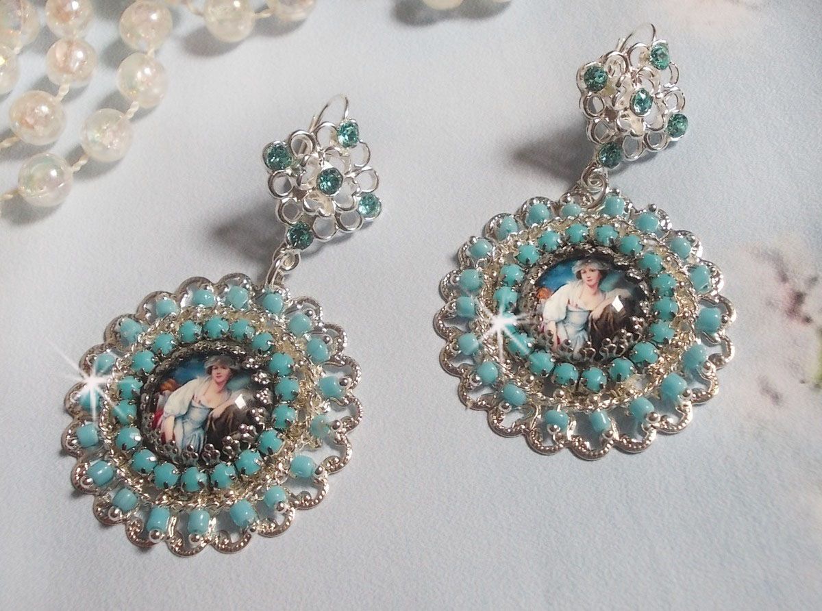 BO Moment de D&eacute;tente avec des cabochons en vere, cristaux : cabochons, cha&icirc;ne strass, cha&icirc;ne perl&eacute;e Turquoise, estampes et dormeuses
