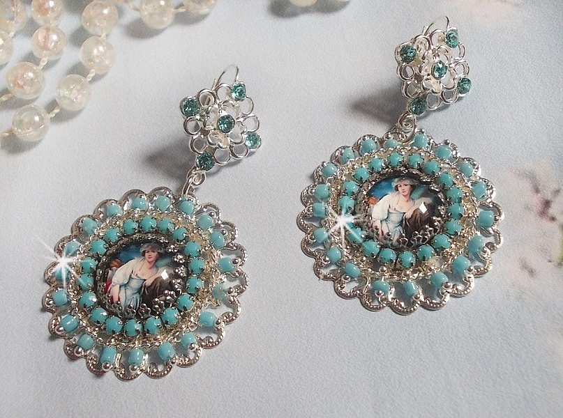BO Moment de D&eacute;tente avec des cabochons en vere, cristaux : cabochons, cha&icirc;ne strass, cha&icirc;ne perl&eacute;e Turquoise, estampes et dormeuses