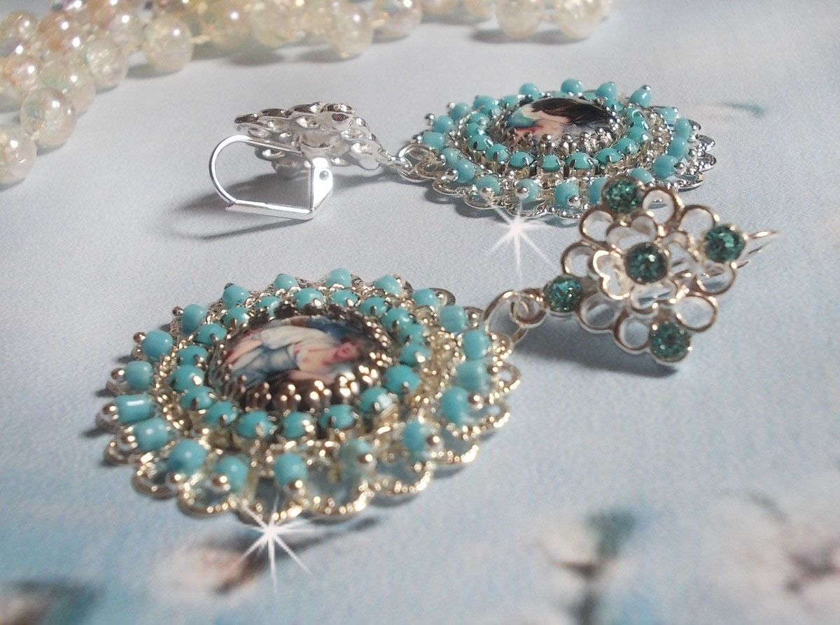 BO Moment de D&eacute;tente avec des cabochons en vere, cristaux : cabochons, cha&icirc;ne strass, cha&icirc;ne perl&eacute;e Turquoise, estampes et dormeuses