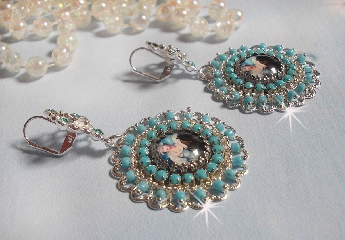 BO Moment de D&eacute;tente avec des cabochons en vere, cristaux : cabochons, cha&icirc;ne strass, cha&icirc;ne perl&eacute;e Turquoise, estampes et dormeuses
