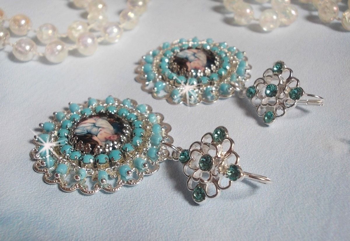 BO Moment de D&eacute;tente avec des cabochons en vere, cristaux : cabochons, cha&icirc;ne strass, cha&icirc;ne perl&eacute;e Turquoise, estampes et dormeuses