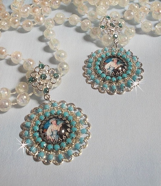 BO Moment de D&eacute;tente avec des cabochons en vere, cristaux : cabochons, cha&icirc;ne strass, cha&icirc;ne perl&eacute;e Turquoise, estampes et dormeuses