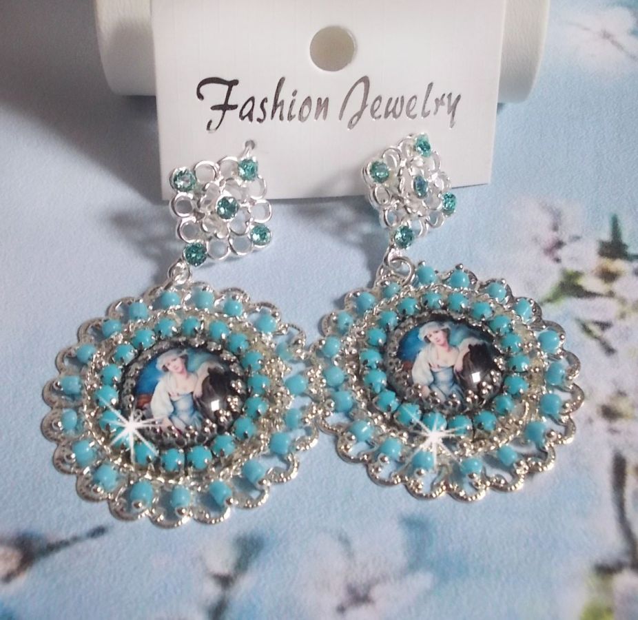 BO Moment de D&eacute;tente avec des cabochons en vere, cristaux : cabochons, cha&icirc;ne strass, cha&icirc;ne perl&eacute;e Turquoise, estampes et dormeuses