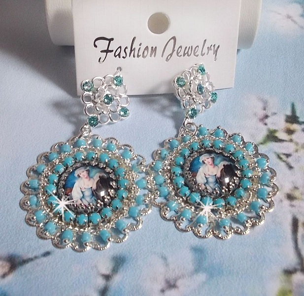 BO Moment de D&eacute;tente avec des cabochons en vere, cristaux : cabochons, cha&icirc;ne strass, cha&icirc;ne perl&eacute;e Turquoise, estampes et dormeuses