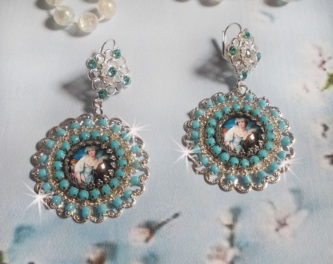BO Moment de D&eacute;tente avec des cabochons en vere, cristaux : cabochons, cha&icirc;ne strass, cha&icirc;ne perl&eacute;e Turquoise, estampes et dormeuses