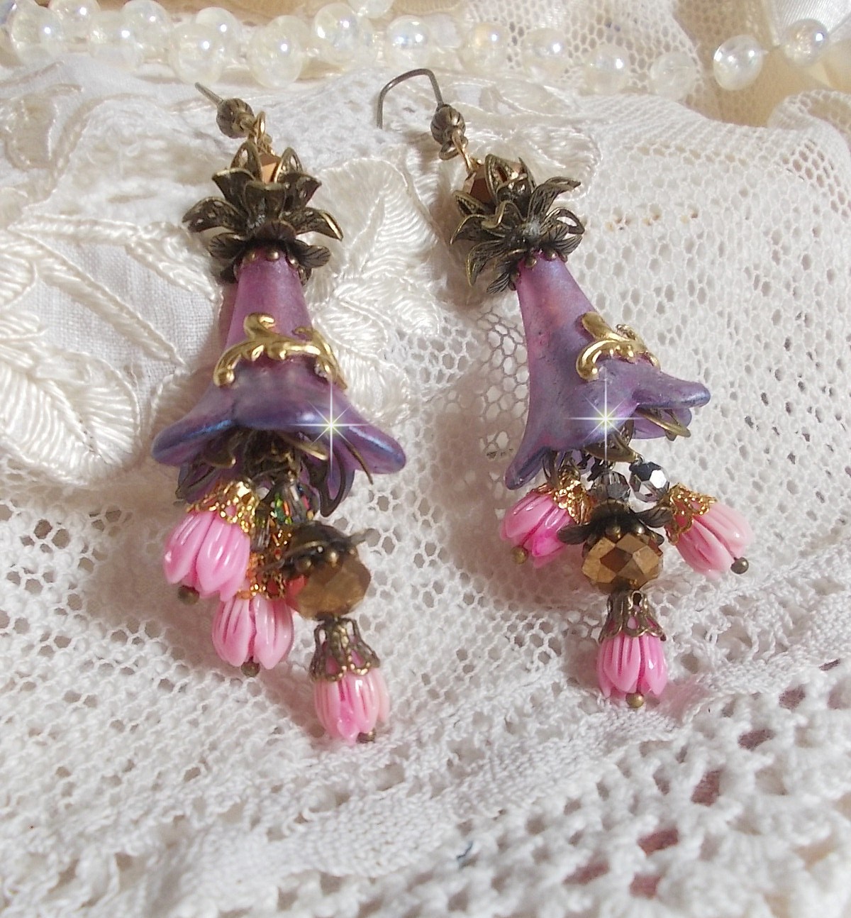 BO M&eacute;tamorphose Fantaisie, boutons de roses sauvages &agrave; laquelle s&rsquo;ajoute perles Cristal, fleurs trompettes peintes &agrave; la main aux couleurs de l&rsquo;&eacute;t&eacute;, perles verre et calottes mont&eacute;s sur crochets Laiton