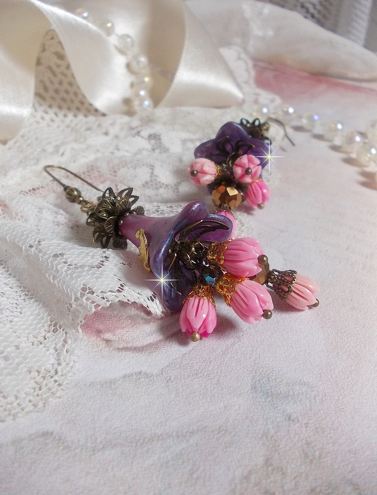 BO M&eacute;tamorphose Fantaisie, boutons de roses sauvages &agrave; laquelle s&rsquo;ajoute perles Cristal, fleurs trompettes peintes &agrave; la main aux couleurs de l&rsquo;&eacute;t&eacute;, perles verre et calottes mont&eacute;s sur crochets Laiton