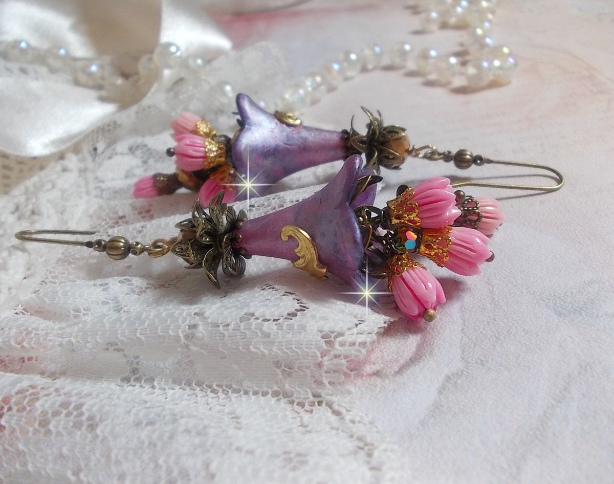 BO M&eacute;tamorphose Fantaisie, boutons de roses sauvages &agrave; laquelle s&rsquo;ajoute perles Cristal, fleurs trompettes peintes &agrave; la main aux couleurs de l&rsquo;&eacute;t&eacute;, perles verre et calottes mont&eacute;s sur crochets Laiton