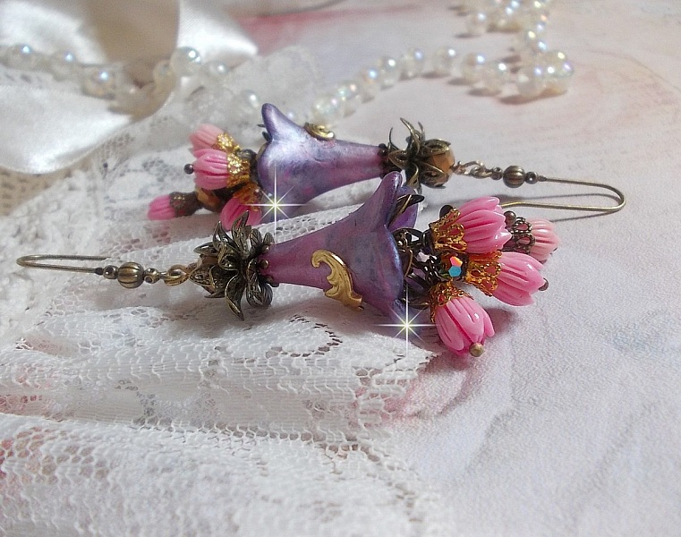 BO M&eacute;tamorphose Fantaisie, boutons de roses sauvages &agrave; laquelle s&rsquo;ajoute perles Cristal, fleurs trompettes peintes &agrave; la main aux couleurs de l&rsquo;&eacute;t&eacute;, perles verre et calottes mont&eacute;s sur crochets Laiton