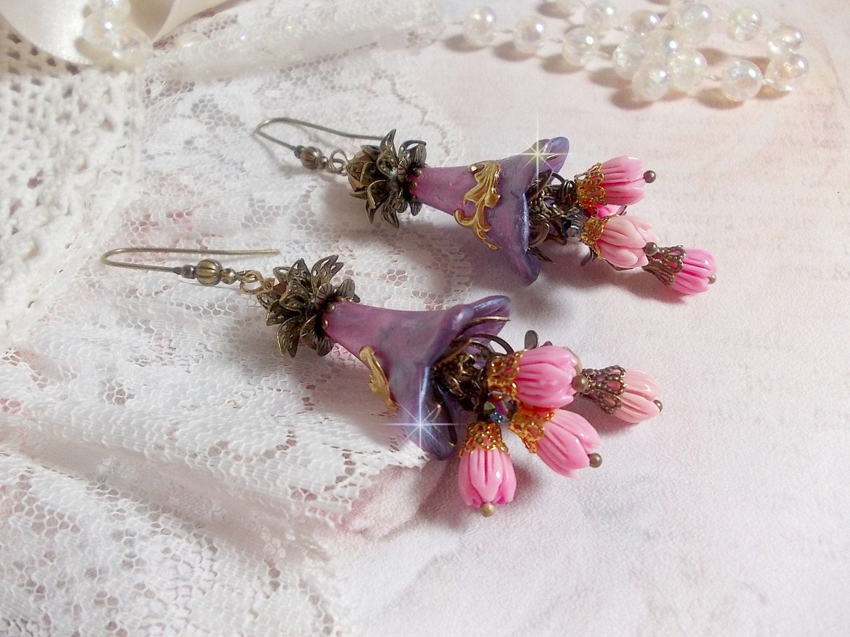 BO M&eacute;tamorphose Fantaisie, boutons de roses sauvages &agrave; laquelle s&rsquo;ajoute perles Cristal, fleurs trompettes peintes &agrave; la main aux couleurs de l&rsquo;&eacute;t&eacute;, perles verre et calottes mont&eacute;s sur crochets Laiton