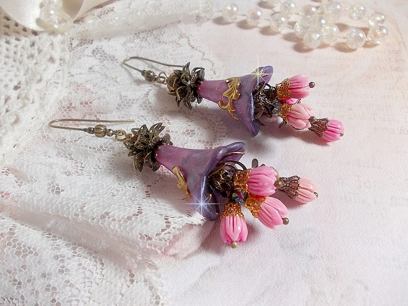 BO M&eacute;tamorphose Fantaisie, boutons de roses sauvages &agrave; laquelle s&rsquo;ajoute perles Cristal, fleurs trompettes peintes &agrave; la main aux couleurs de l&rsquo;&eacute;t&eacute;, perles verre et calottes mont&eacute;s sur crochets Laiton