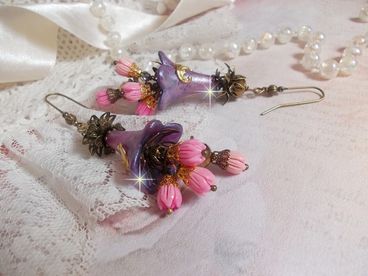BO M&eacute;tamorphose Fantaisie, boutons de roses sauvages &agrave; laquelle s&rsquo;ajoute perles Cristal, fleurs trompettes peintes &agrave; la main aux couleurs de l&rsquo;&eacute;t&eacute;, perles verre et calottes mont&eacute;s sur crochets Laiton