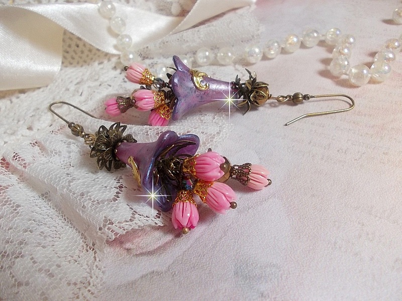 BO M&eacute;tamorphose Fantaisie, boutons de roses sauvages &agrave; laquelle s&rsquo;ajoute perles Cristal, fleurs trompettes peintes &agrave; la main aux couleurs de l&rsquo;&eacute;t&eacute;, perles verre et calottes mont&eacute;s sur crochets Laiton