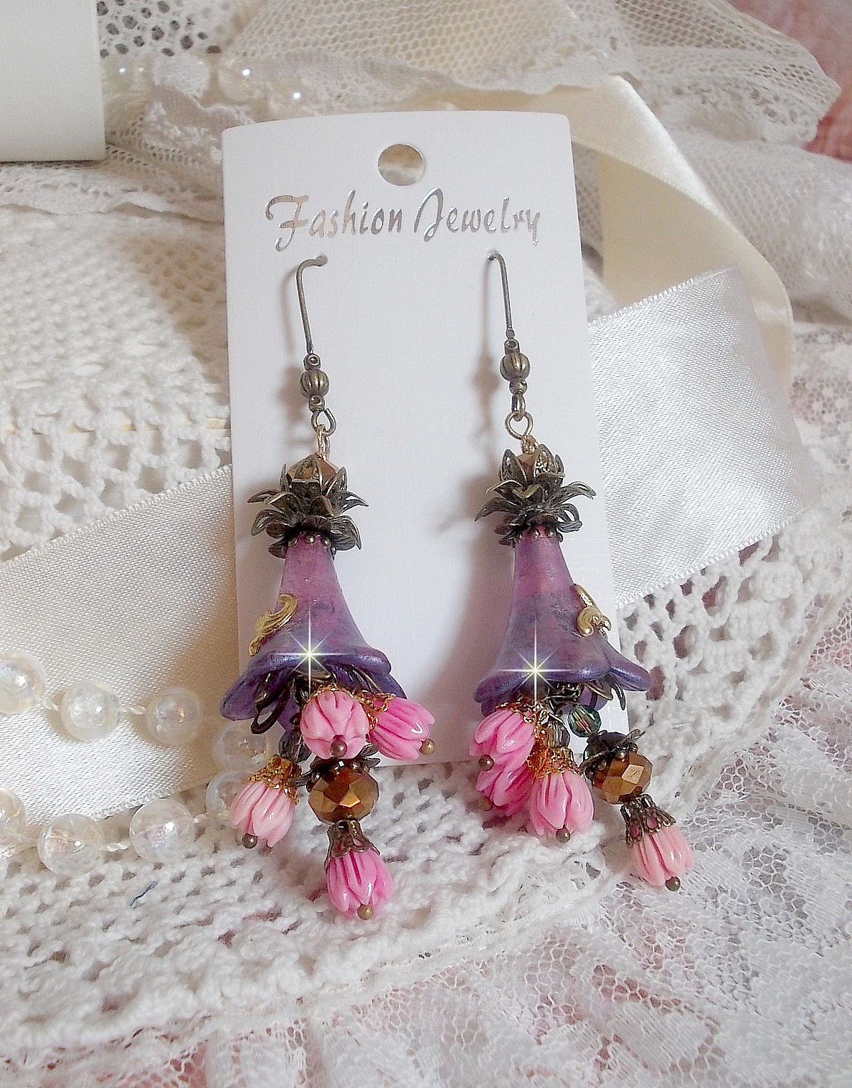 BO M&eacute;tamorphose Fantaisie, boutons de roses sauvages &agrave; laquelle s&rsquo;ajoute perles Cristal, fleurs trompettes peintes &agrave; la main aux couleurs de l&rsquo;&eacute;t&eacute;, perles verre et calottes mont&eacute;s sur crochets Laiton