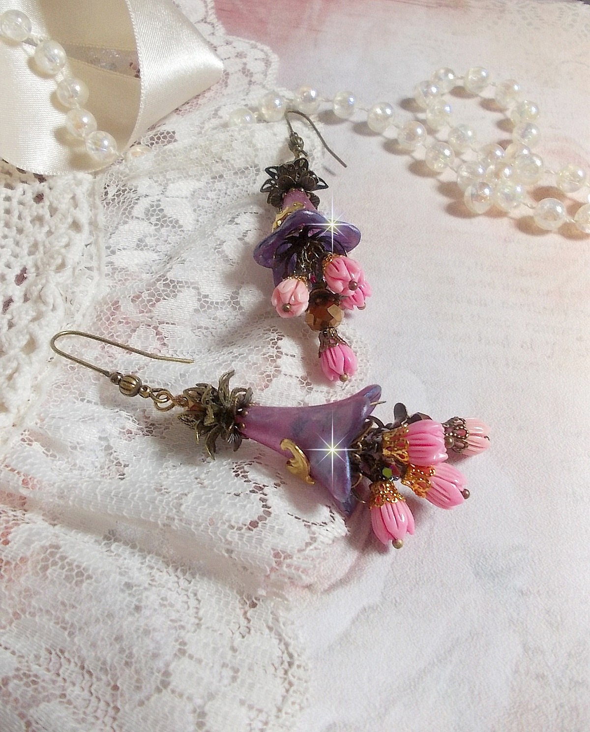 BO M&eacute;tamorphose Fantaisie, boutons de roses sauvages &agrave; laquelle s&rsquo;ajoute perles Cristal, fleurs trompettes peintes &agrave; la main aux couleurs de l&rsquo;&eacute;t&eacute;, perles verre et calottes mont&eacute;s sur crochets Laiton