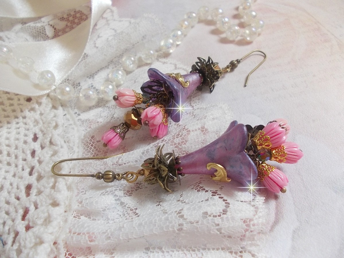 BO M&eacute;tamorphose Fantaisie, boutons de roses sauvages &agrave; laquelle s&rsquo;ajoute perles Cristal, fleurs trompettes peintes &agrave; la main aux couleurs de l&rsquo;&eacute;t&eacute;, perles verre et calottes mont&eacute;s sur crochets Laiton