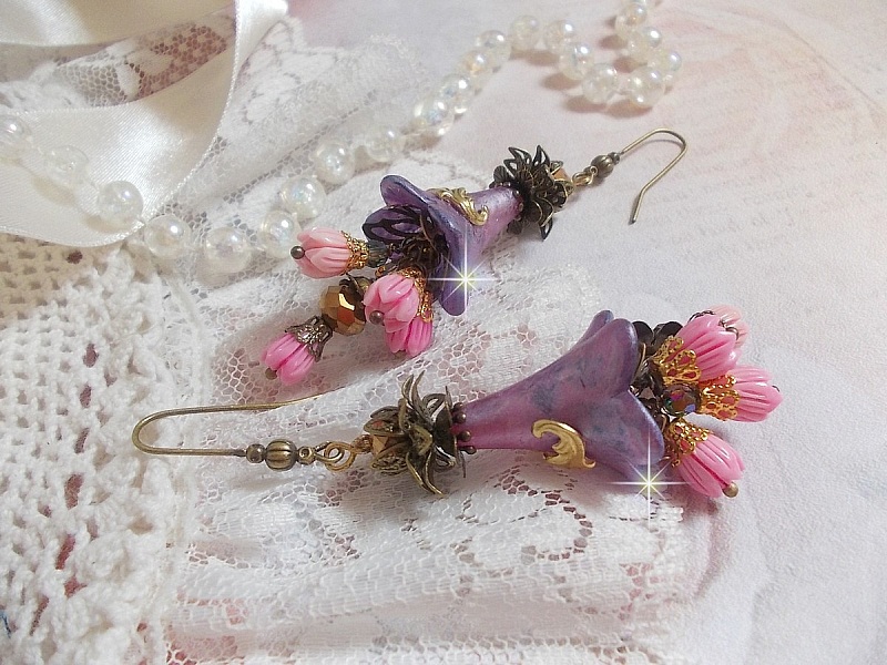 BO M&eacute;tamorphose Fantaisie, boutons de roses sauvages &agrave; laquelle s&rsquo;ajoute perles Cristal, fleurs trompettes peintes &agrave; la main aux couleurs de l&rsquo;&eacute;t&eacute;, perles verre et calottes mont&eacute;s sur crochets Laiton