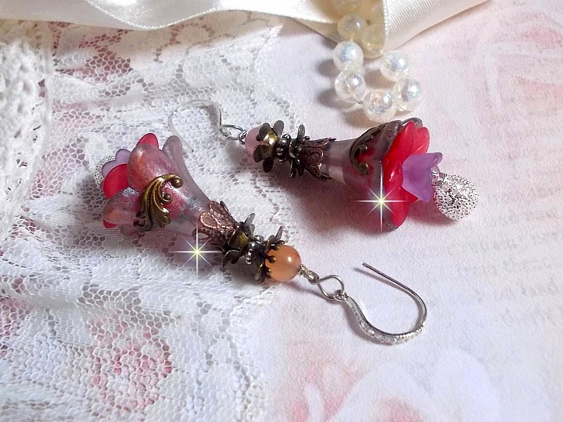 BO Myst&egrave;res d&rsquo;Antan mont&eacute;es avec fleurs r&eacute;sines, breloques gouttes, Quartz Rose et crochets argent 925