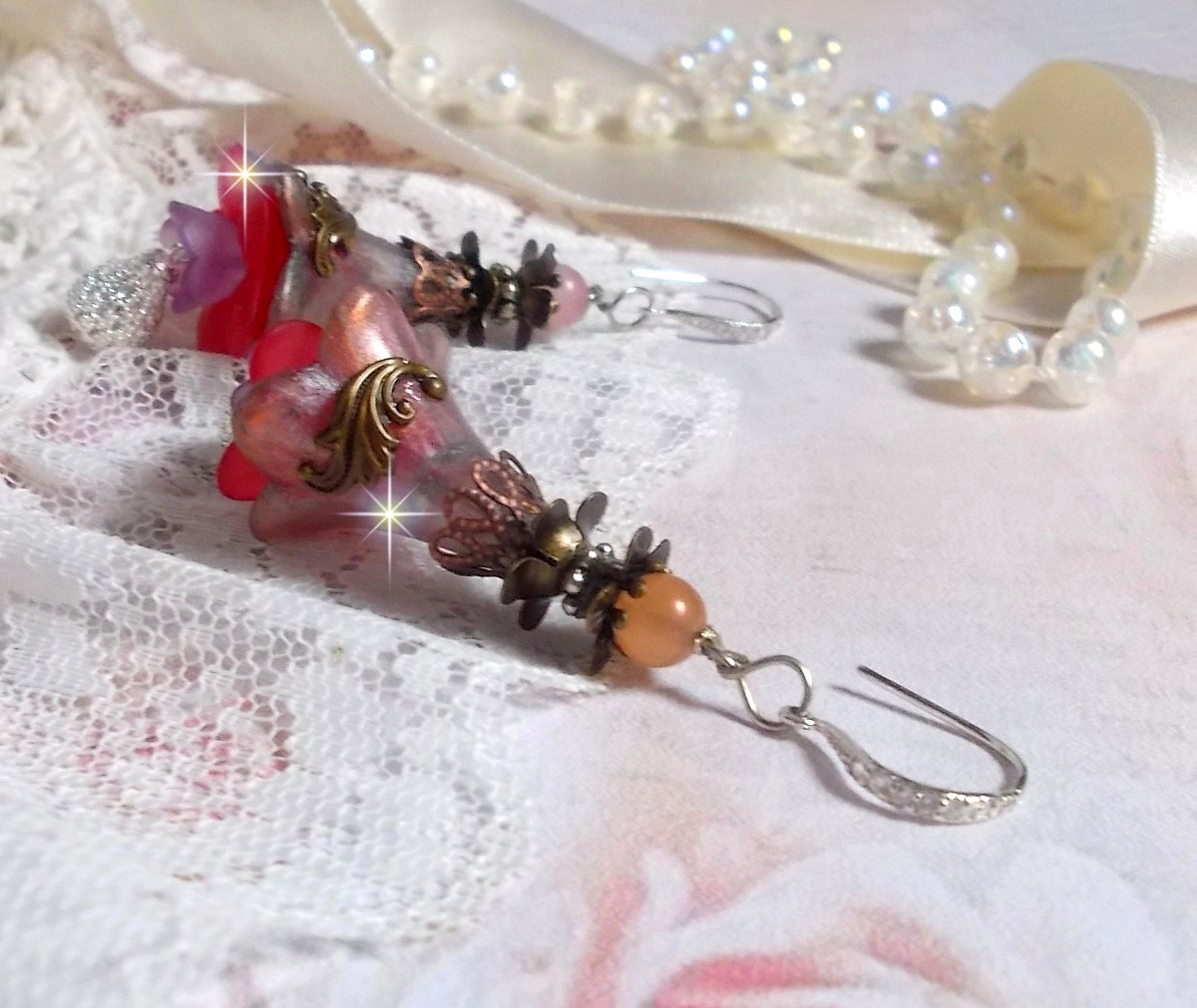BO Myst&egrave;res d&rsquo;Antan mont&eacute;es avec fleurs r&eacute;sines, breloques gouttes, Quartz Rose et crochets argent 925