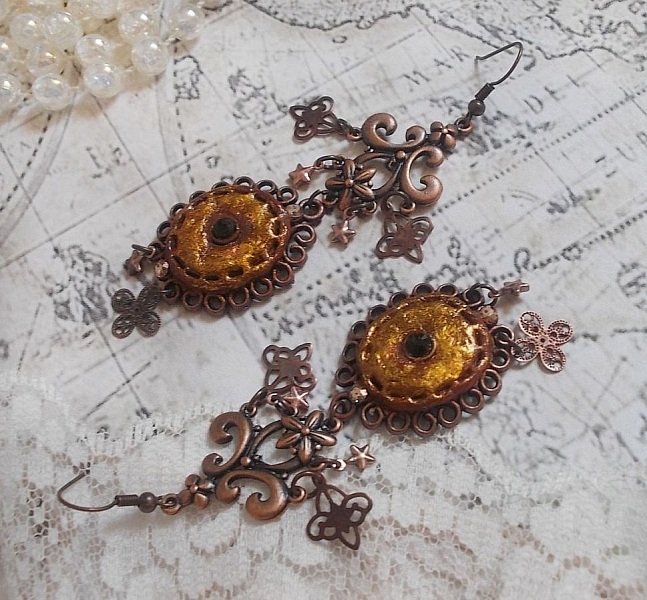 BO Myst&egrave;res d'Ars&egrave;ne cr&eacute;es avec des breloques de diff&eacute;rentes formes, des m&eacute;daillons pendentifs, des motifs en porcelaine patin&eacute;s et des cristaux de Swarovski