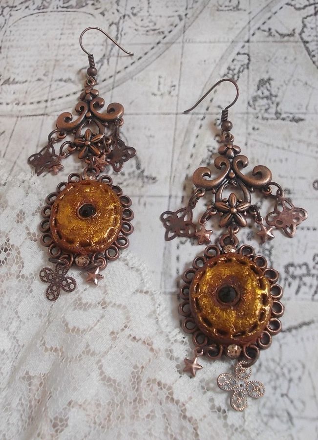 BO Myst&egrave;res d'Ars&egrave;ne cr&eacute;es avec des breloques de diff&eacute;rentes formes, des m&eacute;daillons pendentifs, des motifs en porcelaine patin&eacute;s et des cristaux de Swarovski