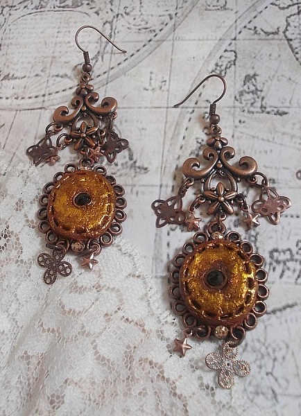 BO Myst&egrave;res d'Ars&egrave;ne cr&eacute;es avec des breloques de diff&eacute;rentes formes, des m&eacute;daillons pendentifs, des motifs en porcelaine patin&eacute;s et des cristaux de Swarovski