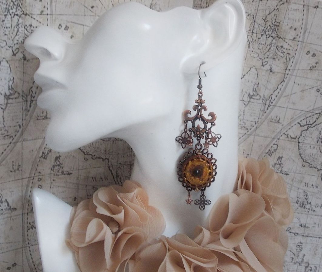 BO Myst&egrave;res d'Ars&egrave;ne cr&eacute;es avec des breloques de diff&eacute;rentes formes, des m&eacute;daillons pendentifs, des motifs en porcelaine patin&eacute;s et des cristaux de Swarovski
