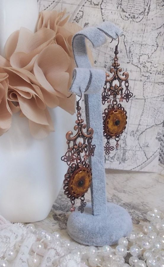 BO Myst&egrave;res d'Ars&egrave;ne cr&eacute;es avec des breloques de diff&eacute;rentes formes, des m&eacute;daillons pendentifs, des motifs en porcelaine patin&eacute;s et des cristaux de Swarovski
