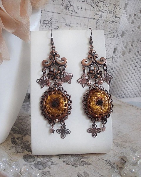 BO Myst&egrave;res d'Ars&egrave;ne cr&eacute;es avec des breloques de diff&eacute;rentes formes, des m&eacute;daillons pendentifs, des motifs en porcelaine patin&eacute;s et des cristaux de Swarovski
