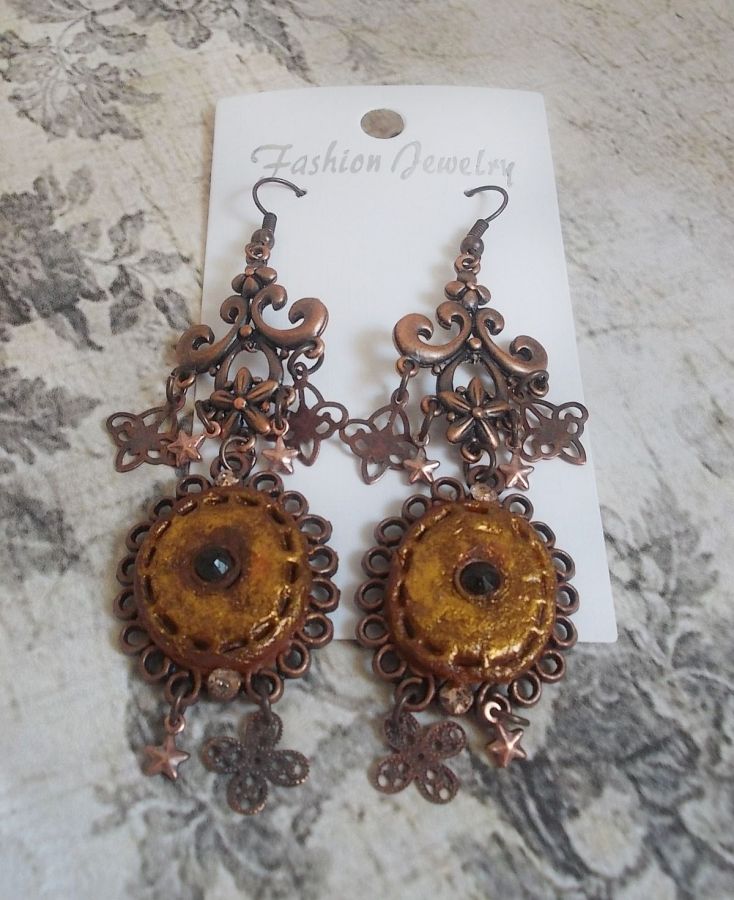 BO Myst&egrave;res d'Ars&egrave;ne cr&eacute;es avec des breloques de diff&eacute;rentes formes, des m&eacute;daillons pendentifs, des motifs en porcelaine patin&eacute;s et des cristaux de Swarovski