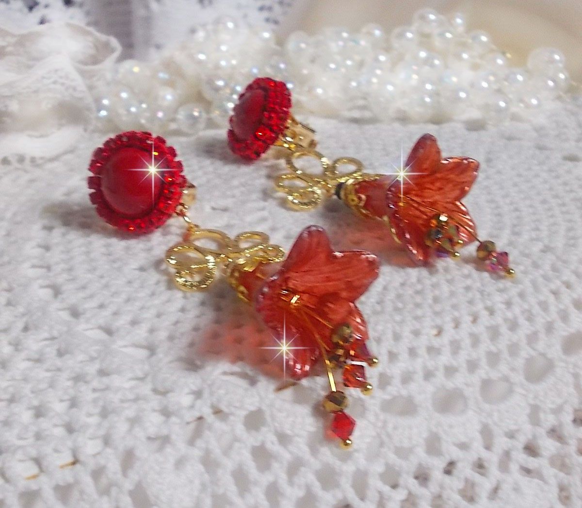 BO Myst&egrave;res D&eacute;clarations cr&eacute;&eacute;es avec des cristaux, perles et cabochons en verre, divers accessoires dor&eacute;s et plaqu&eacute; Or
