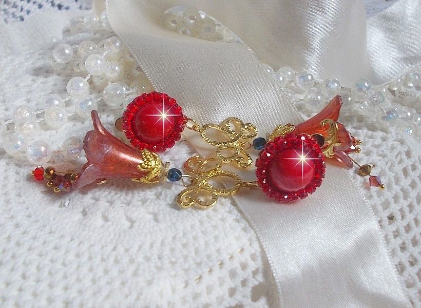 BO Myst&egrave;res D&eacute;clarations cr&eacute;&eacute;es avec des cristaux, perles et cabochons en verre, divers accessoires dor&eacute;s et plaqu&eacute; Or