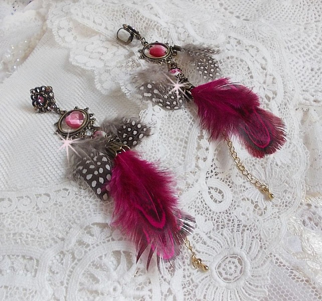 BO Navajo Fuchsia et Marron aux plumes de faisan et pintade, cha&icirc;nettes, coupelles, cristaux et dormeuses estampes en laiton
