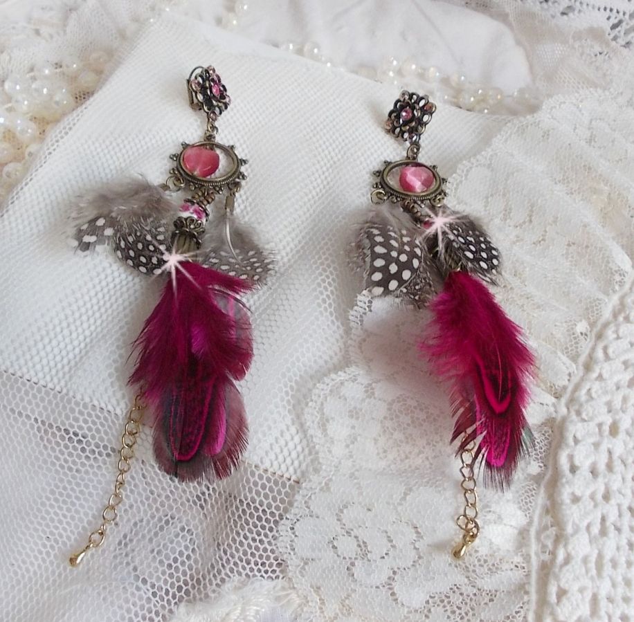 BO Navajo Fuchsia et Marron aux plumes de faisan et pintade, cha&icirc;nettes, coupelles, cristaux et dormeuses estampes en laiton