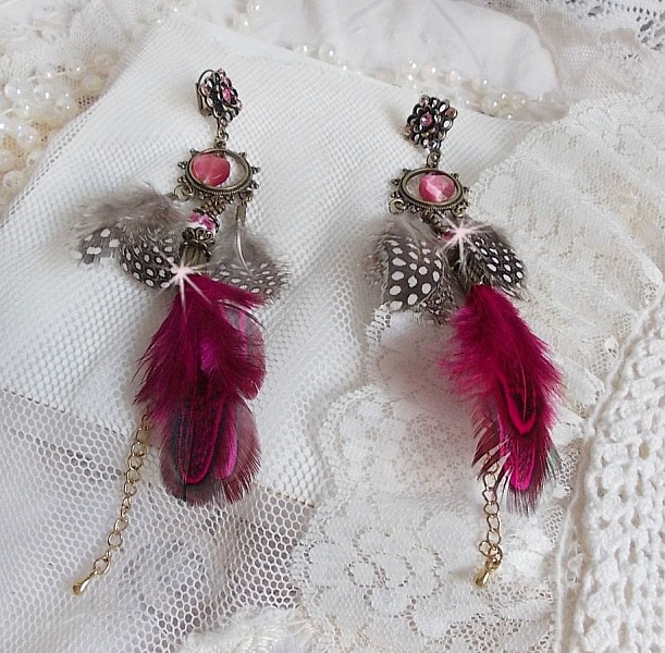 BO Navajo Fuchsia et Marron aux plumes de faisan et pintade, cha&icirc;nettes, coupelles, cristaux et dormeuses estampes en laiton
