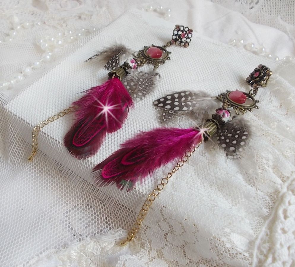 BO Navajo Fuchsia et Marron aux plumes de faisan et pintade, cha&icirc;nettes, coupelles, cristaux et dormeuses estampes en laiton