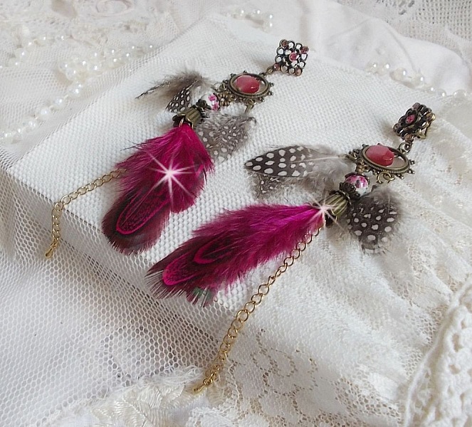 BO Navajo Fuchsia et Marron aux plumes de faisan et pintade, cha&icirc;nettes, coupelles, cristaux et dormeuses estampes en laiton