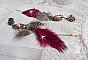 BO Navajo Fuchsia et Marron aux plumes de faisan et pintade, cha&icirc;nettes, coupelles, cristaux et dormeuses estampes en laiton