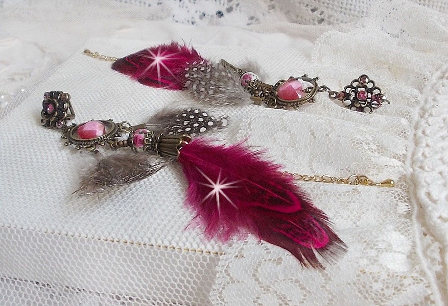BO Navajo Fuchsia et Marron aux plumes de faisan et pintade, cha&icirc;nettes, coupelles, cristaux et dormeuses estampes en laiton