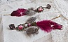 BO Navajo Fuchsia et Marron aux plumes de faisan et pintade, cha&icirc;nettes, coupelles, cristaux et dormeuses estampes en laiton