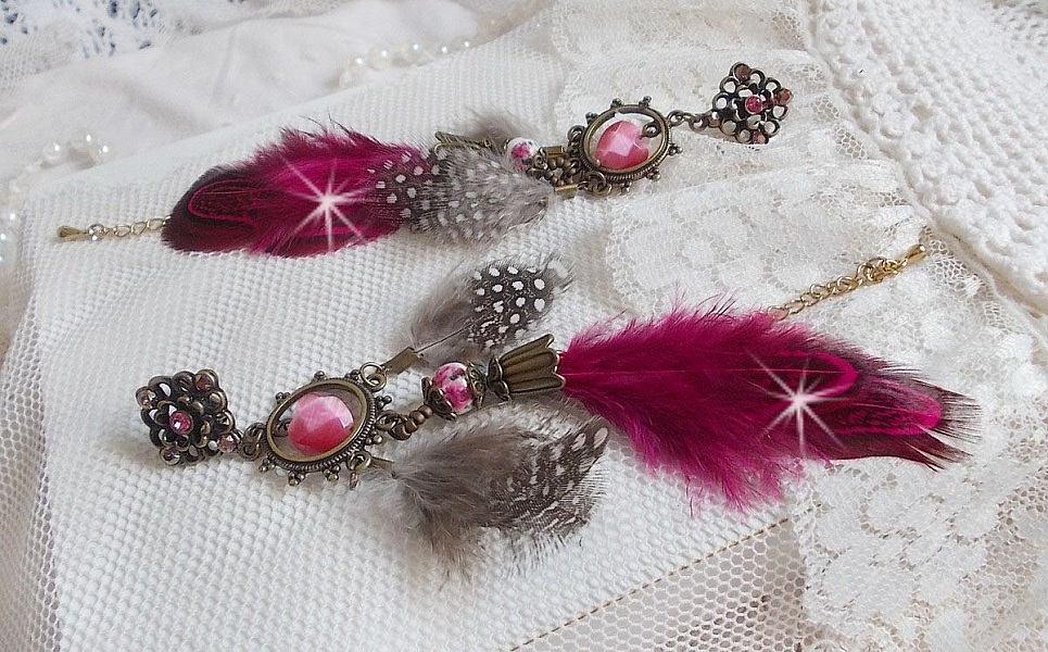 BO Navajo Fuchsia et Marron aux plumes de faisan et pintade, cha&icirc;nettes, coupelles, cristaux et dormeuses estampes en laiton